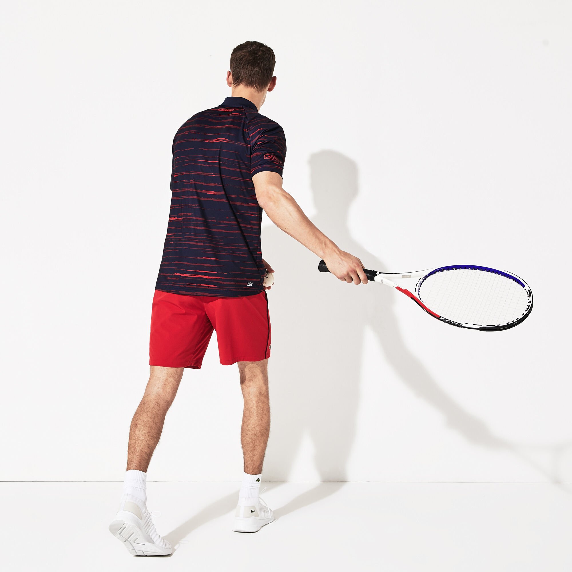 قميص بولو للرجال من الجيرسيه مزدان بالطبعات الخاصة بمجموعة Novak Djokovic منLacoste SPORT